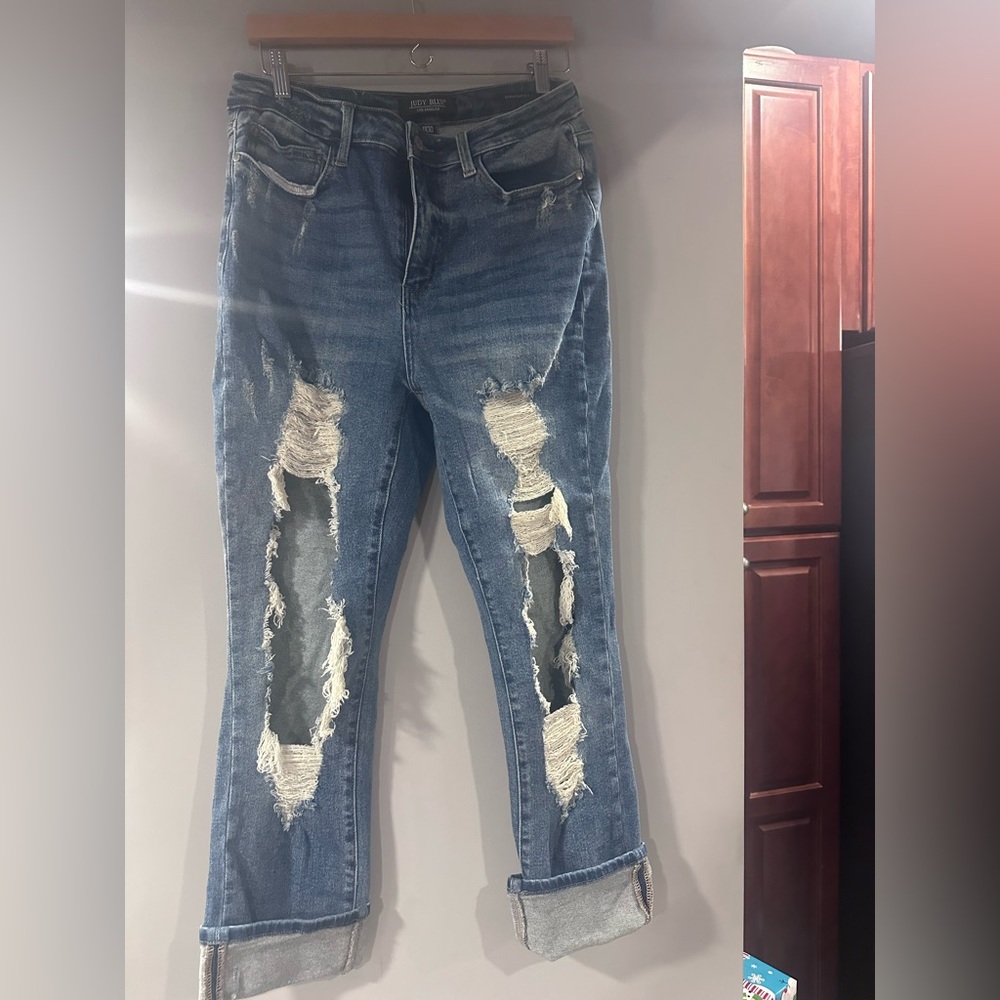 Judy Blue distressed / cuffed jeans